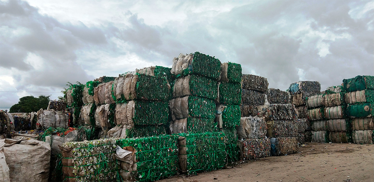 montanha de PET - o tipo de plástico mais usado em nosso dia a dia - produzida diariamente na capital alagoana e região