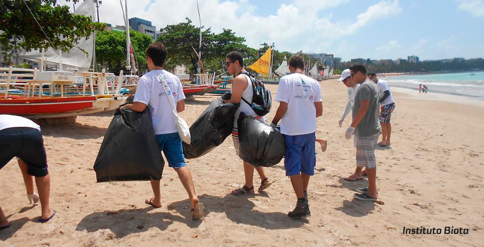 Em Alagoas, a equipe do projeto ‘Nossa Praia’, do Instituto do Meio Ambiente (IMA)