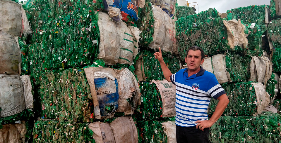 na central de reciclagem, as embalagens são moídas em máquinas trituradoras e transformadas em flocos de plástico