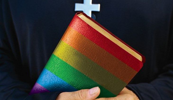 Igrejas cristãs acolhem LGBTQI+ e questionam leitura bíblica opressiva