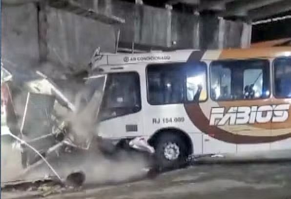 Ônibus arrasta carros, bate em muro e deixa nove feridos no Rio; dois estão  com quadro grave - TNH1