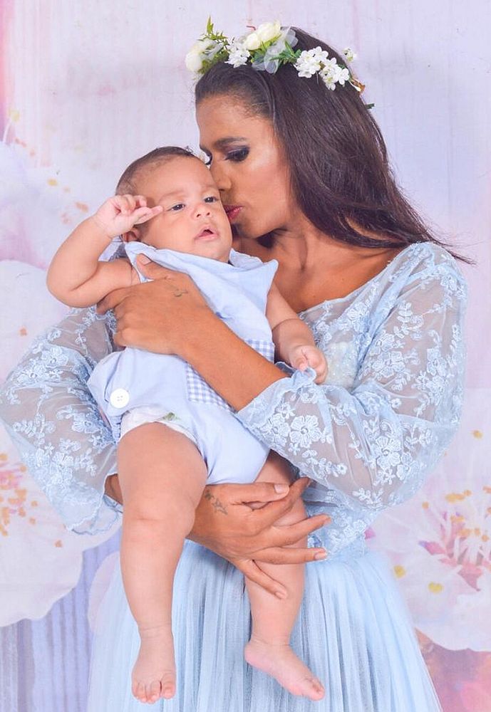 Adriana Nascimento com seu bebê em ensaio na penitenciária 