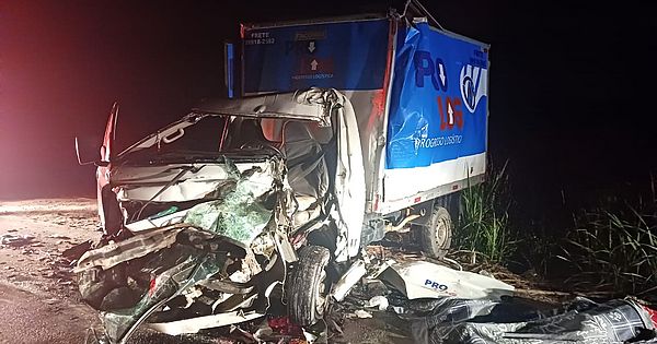 Acidente entre carro e caminhão deixa motorista preso às ferragens em  Atalaia, AL, Alagoas