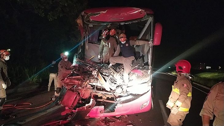 Ônibus que vinha de Natal para Maceió bate em carreta na PB e deixa mortos  e feridos - TNH1
