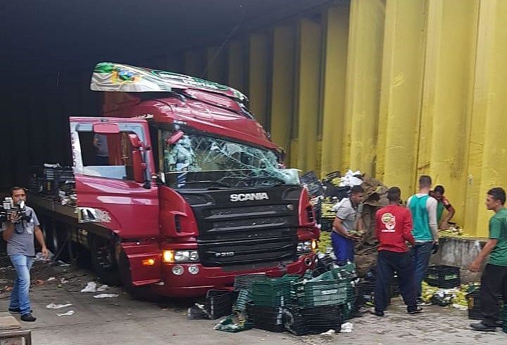 Acidente com caminhão em túnel atrapalha trânsito em Natal - TNH1