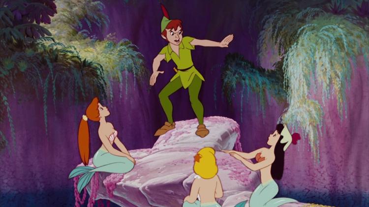 Peter Pan e as sereias na anima&amp;ccedil;&amp;atilde;o de 1953. A teoria diz que a personagem mais &amp;agrave; esquerda &amp;eacute; a m&amp;atilde;e de Ariel