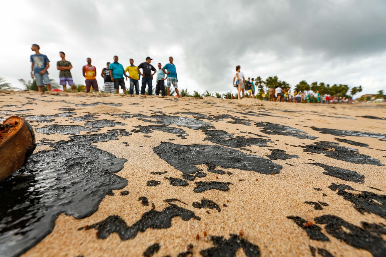 Resultado de imagem para Voluntários relatam intoxicação após manuseio de óleo em praias