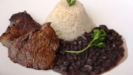 Imagem Para ser feliz? Feijão, arroz e carne