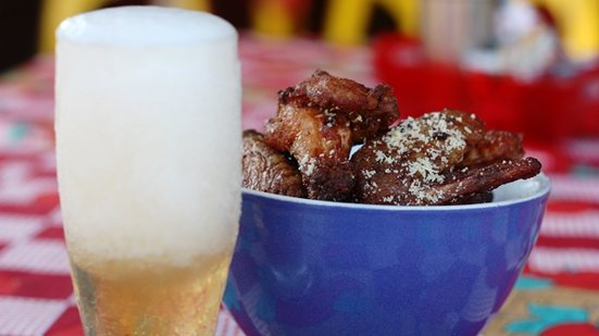 Imagem Dupla perfeita: cerveja e asinha de frango