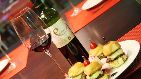 Imagem Hambúrgueres, crepe “Suzette”, vinhos e histórias