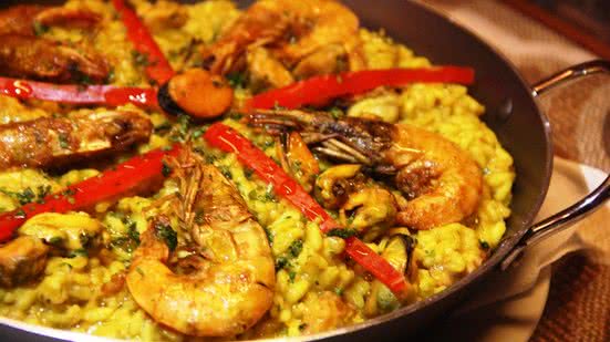 Imagem Paella sob as luzes da cidade