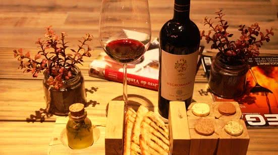 Imagem Vinhos e poesias na cozinha