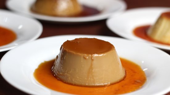 Imagem Pudim da Rose e pão do Sílvio, tudo em casa