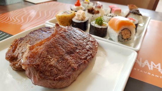 Imagem Sushi ou carne grelhada?