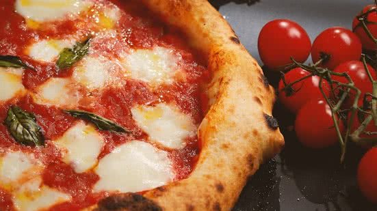 Imagem Vacina no braço e promoção no prato