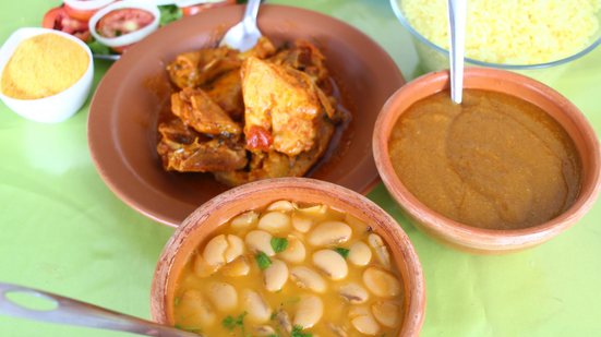 Imagem Galinha de capoeira, fava e pirão