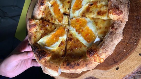 Imagem Pizza com queijo e pimenta para celebrar