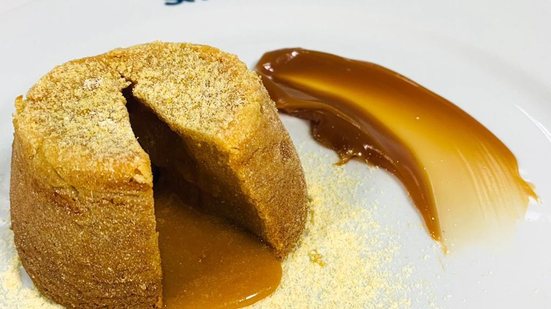 Imagem Petit Gâteau de fubá com doce de leite