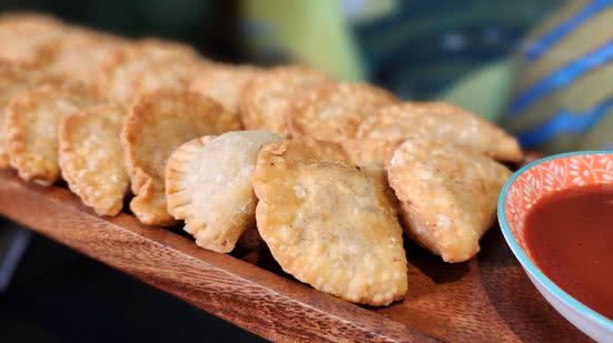 Imagem Cinema com pipoca, pastel e vinho