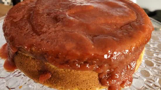 Imagem Bolo de cenoura com óleo de coco e calda de goiabada. Vamos fazer?