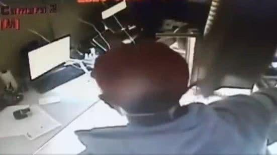 Ação foi flagrada por uma câmera de segurança - Reprodução