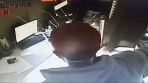 Ação foi flagrada por uma câmera de segurança - Reprodução