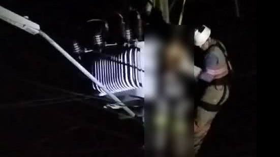 Trabalhador morreu após ficar pendurado em poste - Reprodução/Video