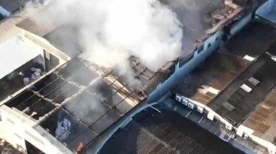 Toda a estrutura da loja foi danificada e o teto chegou a ceder - Reprodução/TV Pajuçara