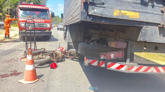 Motociclista tem fratura e laceração em acidente com caminhão, em São Miguel dos Milagres - Divulgação / Corpo de Bombeiros