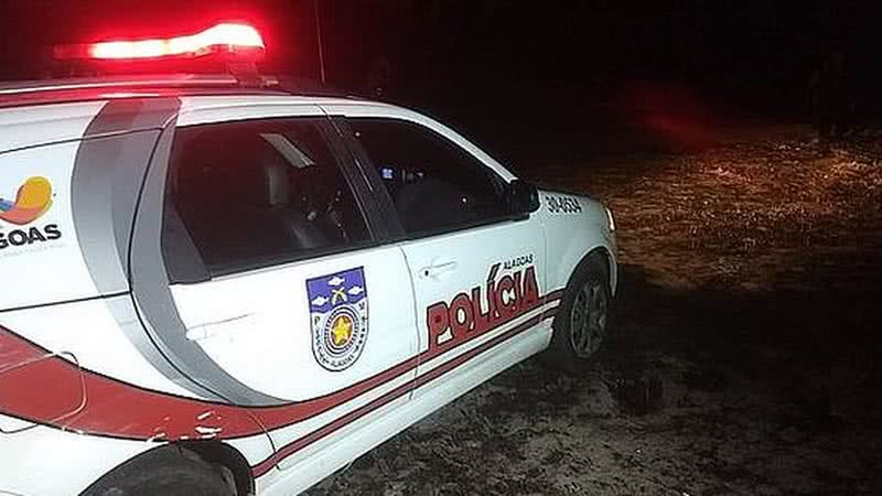 Carro é parado por PMs após zigue-zague e passageiro é preso com 3,3 kg de drogas
