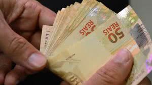 Serão distribuídos R$ 30,7 bilhões para 24,4 milhões de pessoas que receberam até dois salários mínimos em 2023. - Foto: Agência Brasil