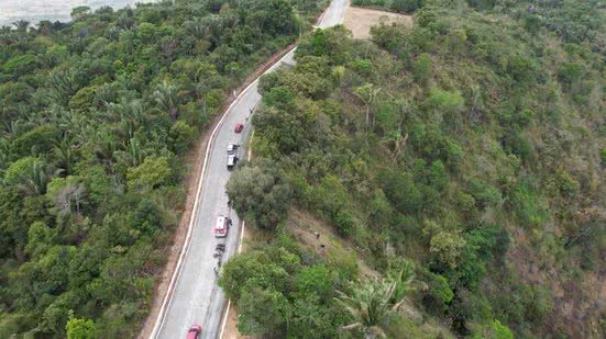 Imagens da equipe de reportagem do Pajuçara Sistema de Comunicação (PSCOM) mostram o trajeto que o veículo teria feito antes de ir ribanceira abaixo. - Welliton Soares/TV Pajuçara