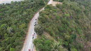 Imagens da equipe de reportagem do Pajuçara Sistema de Comunicação (PSCOM) mostram o trajeto que o veículo teria feito antes de ir ribanceira abaixo. - Welliton Soares/TV Pajuçara