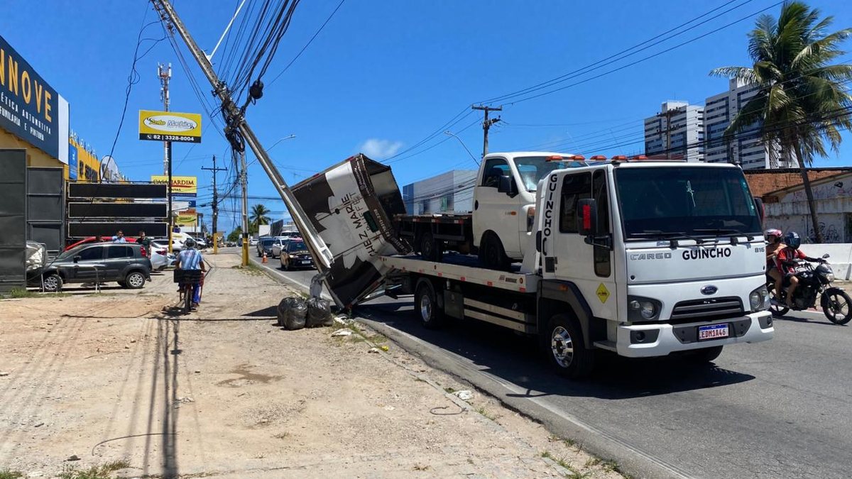 Baú de caminhão tomba e atinge poste na Avenida Juca Sampaio