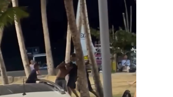 Imagens feitas por testemunhas mostram os dois homens se agredindo - Foto: Reprodução