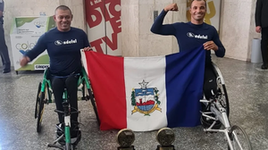 Givaldo e Carlinhos com a bandeira de Alagoas - Foto: Ascom Adefal