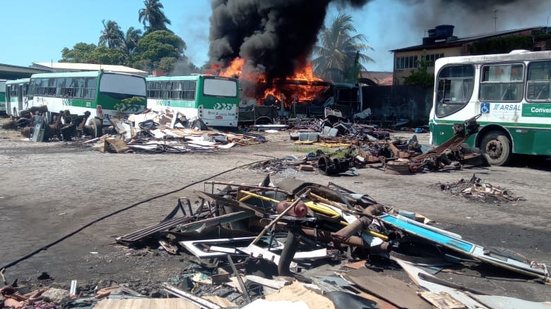 Bombeiros são acionados para incêndio em garagem de ônibus no Trapiche da Barra - Foto: Reprodução