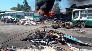 Bombeiros são acionados para incêndio em garagem de ônibus no Trapiche da Barra - Foto: Reprodução