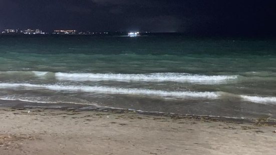 Imagem Embarcação vira na praia de Ponta Verde; Bombeiros e Samu resgatam vítimas