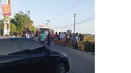 Os manifestantes colocaram fogo em pedaços de madeiras e pneus - Foto: Cortesia