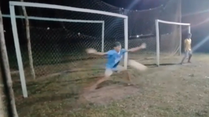 A família aguarda o laudo médico para confirmar a causa da morte, mas acredita que o impacto da bolada foi o motivo - Foto: Reprodução