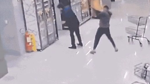 Suspeito não é funcionário do local. - Reprodução