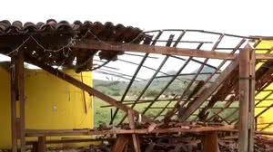 Residências foram danificadas pela tempestade em Cajueiro - Reprodução / TV Pajuçara