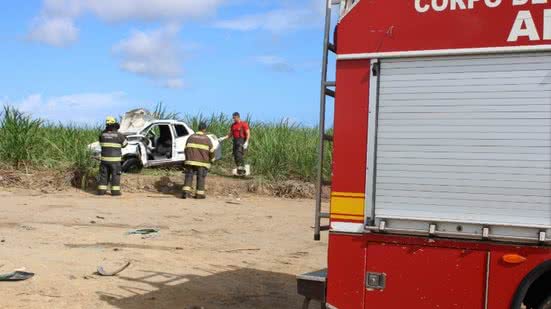 Bombeiros resgatam vítimas após carro cair de ribanceira em São Luís do Quitunde - Divulgação / Corpo de Bombeiros