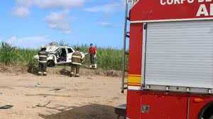 Bombeiros resgatam vítimas após carro cair de ribanceira em São Luís do Quitunde - Divulgação / Corpo de Bombeiros