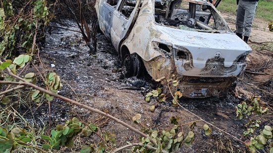 Dois corpos carbonizados foram localizados dentro do veículo no Benedito Bentes