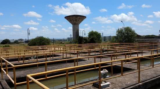 Imagem Casal faz manutenção no Sistema Pratagy de abastecimento de água