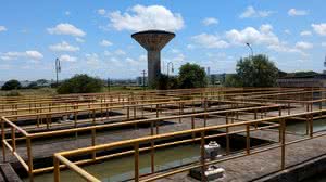 Imagem Casal faz manutenção no Sistema Pratagy de abastecimento de água