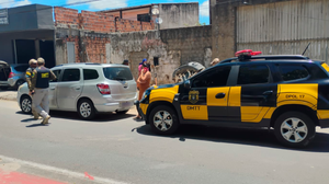 Agentes do DMTT autuam veículo utilizado irregularmente para transporte escolar. - Foto: Ascom DMTT