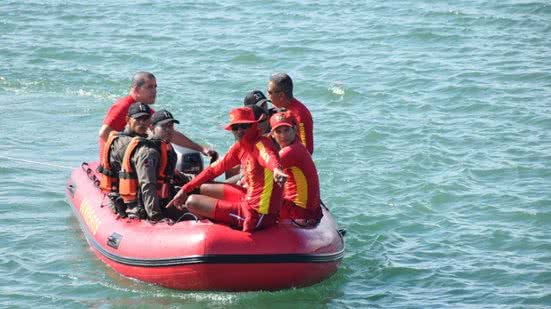 Guarda-vidas resgatam cinco pessoas de afogamento na Praia da Sereia - Ascom CBMAL